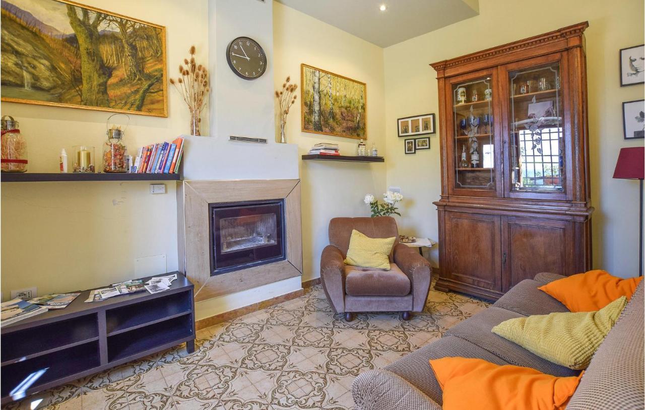 5 Bedroom Amazing Home In Fabbiano Fabbiano  Екстериор снимка
